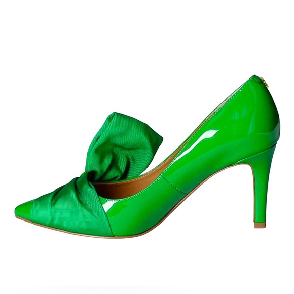 J Renee Grosgrain Ornament Bow Pump - Picture 5 of 13